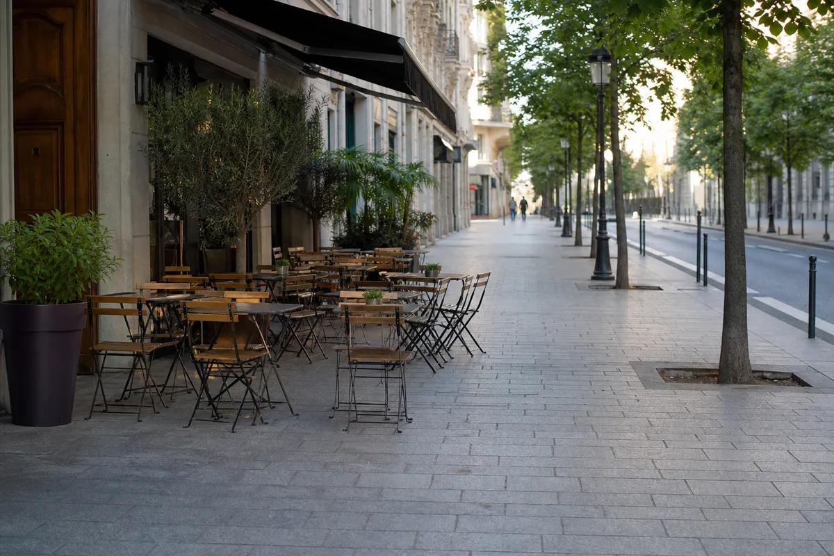 Façade d&rsquo;un restaurant avec une terrasse ouverte installée sur un large trottoir en ville